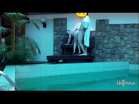 ❤️ El cap convida la criada a la piscina, però no va poder resistir-se a una calor ❤️❌ Vídeo porno a nosaltres ❌️❤
