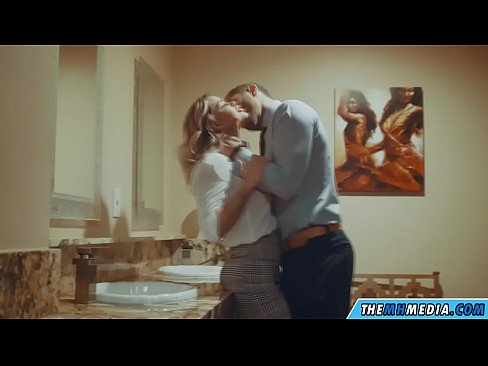 ❤️ Quan una rossa tetona et sedueix en un lavabo públic ❤️❌ Vídeo porno a nosaltres ❌️❤
